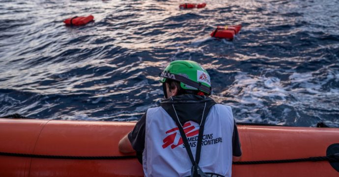 Migranti, Msf salva 99 migranti su una nave in avaria: “Trovati 10 cadaveri a bordo. Sono morti per soffocamento”