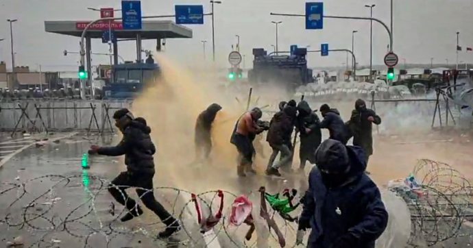 Copertina di Crisi dei rifugiati: Varsavia spara lacrimogeni, Minsk apre un centro