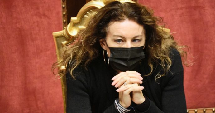 La ministra leghista Stefani vota contro il governo di cui fa parte su emendamento di Italia Viva. Patuanelli: Renzi vuole altra crisi