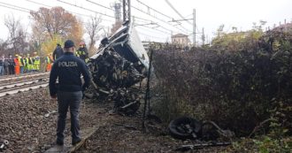 Copertina di Parma, pulmino per trasporto disabili travolto da un treno: un morto e un ferito grave tra i passeggeri