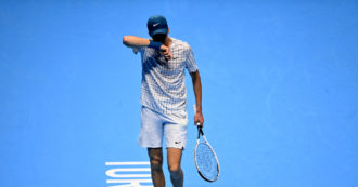 Australian Open, Jannick Sinner perde ai quarti di finale in tre set contro il greco Tsitsipas