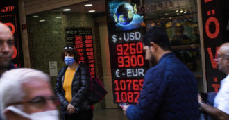 Copertina di Turchia, lira a picco dopo il nuovo taglio dei tassi della Banca centrale. A novembre scadono obbligazioni in dollari per 8 miliardi