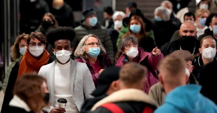 Covid, oltre 10 mila casi. Il Green pass durerà solo 9 mesi