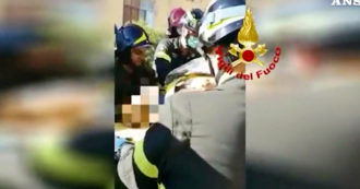 Copertina di Caserta, esplode una palazzina per una fuga di gas: il video del salvataggio della donna rimasta sotto le macerie