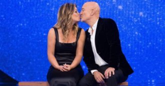 Copertina di Zelig torna su Canale 5, Claudio Bisio e Vanessa Incontrada si baciano. Poi lei spiazza tutti: “Hai detto che sono immigrata e ho rubato il posto alle italiane?”