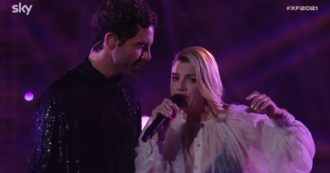 Copertina di X Factor 2021, Emma e Mika svestono i panni di giudici e tornano “concorrenti”: l’emozionante duetto sulle note di “Anna e Marco” – Video