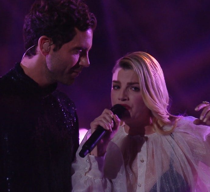 X Factor 2021, Emma e Mika svestono i panni di giudici e tornano “concorrenti”: l’emozionante duetto sulle note di “Anna e Marco” – Video