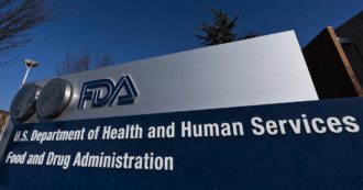 Copertina di Usa, oltre 30 scienziati chiedono alla Fda i documenti sul vaccino Pfizer, la risposta dell’agenzia: “Ci vorranno 55 anni”