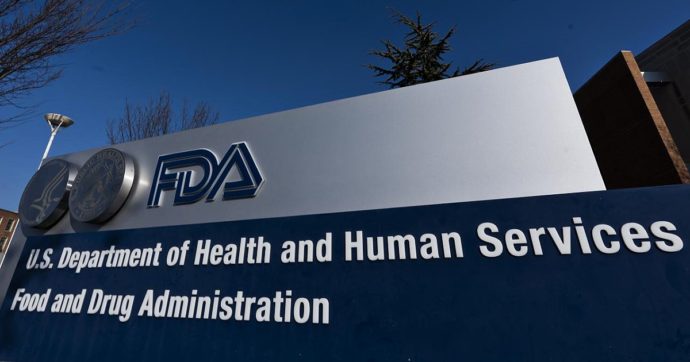 Usa, oltre 30 scienziati chiedono alla Fda i documenti sul vaccino Pfizer, la risposta dell’agenzia: “Ci vorranno 55 anni”