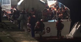 Copertina di Messina, sbarcati i 186 migranti a bordo della nave di Medici senza frontiere: portate a terra anche 10 salme – Video