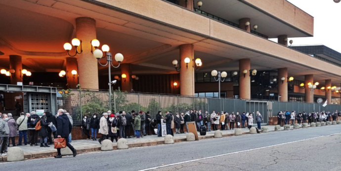 Torino, 100 No tav in coda davanti al Tribunale per querelare il direttore di Repubblica. Li definì “Quel che resta del terrorismo”