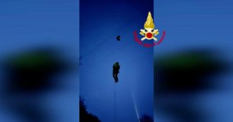 Donna si incastra con il parapendio nei cavi dell’alta tensione: salvata dai Vigili del fuoco