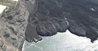 Copertina di Eruzione a La Palma, fiumi di lava raggiungono l’oceano: le immagini dall’alto