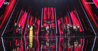 Copertina di X Factor, Hell Raton fischiato dal pubblico sbotta: “Non avete studiato in conservatorio”. Poi lo scontro con Manuel Agnelli