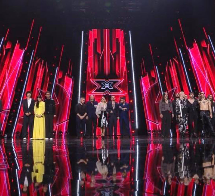 X Factor, Hell Raton fischiato dal pubblico sbotta: “Non avete studiato in conservatorio”. Poi lo scontro con Manuel Agnelli
