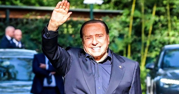 Quirinale, Silvio Berlusconi fa campagna tra i palazzi: la brochure “Io sono Forza Italia” inviata ai parlamentari, anche a quelli del Pd