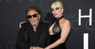 Copertina di Lady Gaga sgrida il fotografo che chiede ad Al Pacino di togliersi gli occhiali da sole sul red carpet (VIDEO)