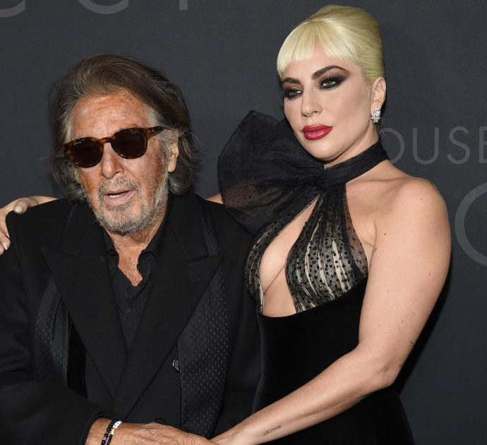 Lady Gaga sgrida il fotografo che chiede ad Al Pacino di togliersi gli occhiali da sole sul red carpet (VIDEO)