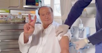 Copertina di Covid, Berlusconi riceve la terza dose del vaccino e posta un video sui social: pollice in su e segno di vittoria