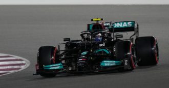 Copertina di F1, in Qatar pole position per Lewis Hamilton davanti a Verstappen: testa a testa per il mondiale. Ferrari: Sainz ottavo, male Leclerc