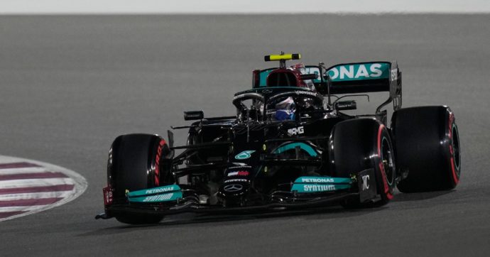 F1, in Qatar pole position per Lewis Hamilton davanti a Verstappen: testa a testa per il mondiale. Ferrari: Sainz ottavo, male Leclerc