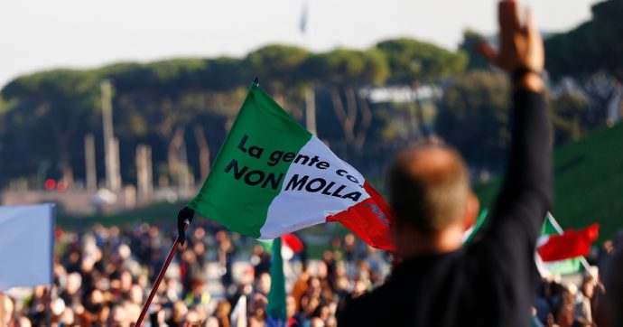 Manifestazioni no green pass, in 3mila al sit-in al Circo Massimo di Roma. Tensioni a Milano, fermati alcuni dimostranti