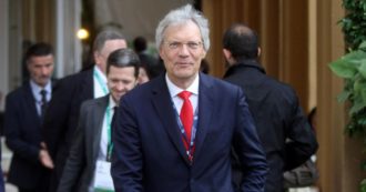 Copertina di Russia vs Repubblica di Molinari: “Maurizio, scaldati casa con le copie del tuo giornale…”