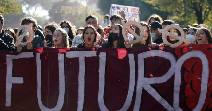 “Vogliamo un cambio di rotta”. La carica degli studenti in piazza