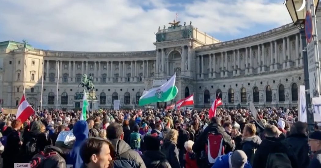 Vienna, proteste contro il lockdown e l’obbligo vaccinale. Sfilano in migliaia al corteo organizzato dall’estrema destra