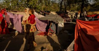 “Costretto a vendere i miei figli per fame”: la storia di Abdul Khaleq che racconta la crisi economica che sta distruggendo l’Afghanistan