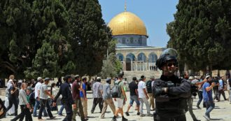 Copertina di Israele, attacco alla Spianata delle Moschee: ucciso un 26enne, tre i feriti (anche due agenti). Morto l’attentatore: “Era un leader di Hamas”