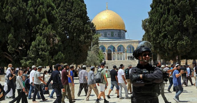 Israele, attacco alla Spianata delle Moschee: ucciso un 26enne, tre i feriti (anche due agenti). Morto l’attentatore: “Era un leader di Hamas”