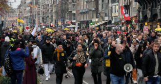 Paesi Bassi, scontri tra la polizia e i manifestanti anti-lockdown. Lancio di pietre e incendi: arrestate 40 persone