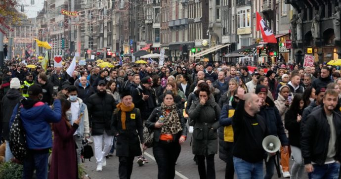 Paesi Bassi, scontri tra la polizia e i manifestanti anti-lockdown. Lancio di pietre e incendi: arrestate 40 persone