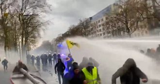 Bruxelles, in 35mila contro la stretta anti-Covid: violenti scontri durante la manifestazione. La polizia usa idranti e lacrimogeni (video)