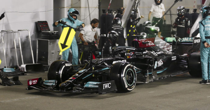 Formula 1, in Qatar dominio di Hamilton. L’inglese vince davanti a Verstappen e riapre la corsa per il mondiale. Podio per Alonso