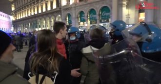 Copertina di Milano, i No pass tornano in centro senza preavviso: tensione tra piazza Fontana e il Duomo. E qualcuno recita l’Ave Maria