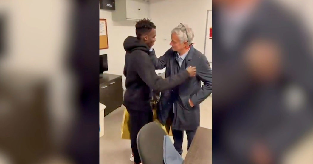 Mourinho regala le scarpe a Felix Afena Gyan. In sottofondo il commento razzista che imbarazza la Roma: “Dentro ci sono le banane”