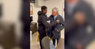 Copertina di Mourinho regala le scarpe a Felix Afena Gyan. In sottofondo il commento razzista che imbarazza la Roma: “Dentro ci sono le banane”