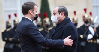 Copertina di Raid dell’Egitto su civili nel deserto, il sito Disclose: “Hollande e Macron sapevano della morte di centinaia di persone”