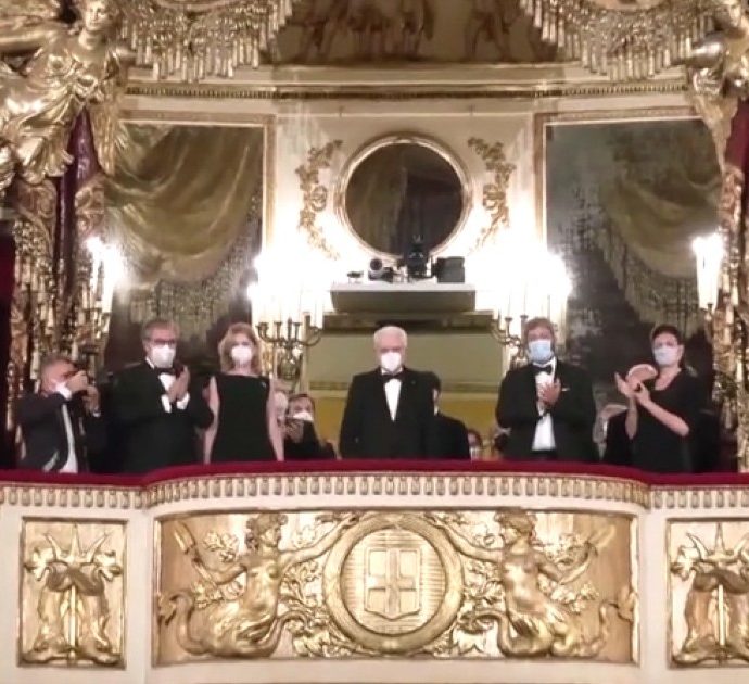 Standing ovation per Mattarella alla prima del teatro San Carlo di Napoli: lungo applauso e pubblico in piedi per il capo dello Stato
