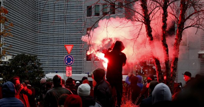 Covid, scontri a Bruxelles: 35mila No Vax in piazza