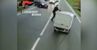 Copertina di Modena, uomo a bordo di un apecar a zigzag in contromano: il carabiniere lo blocca così – Video