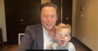 Copertina di Elon Musk, il figlio X Æ A-12 spunta a sorpresa durante una video-call. Il divertente imprevisto