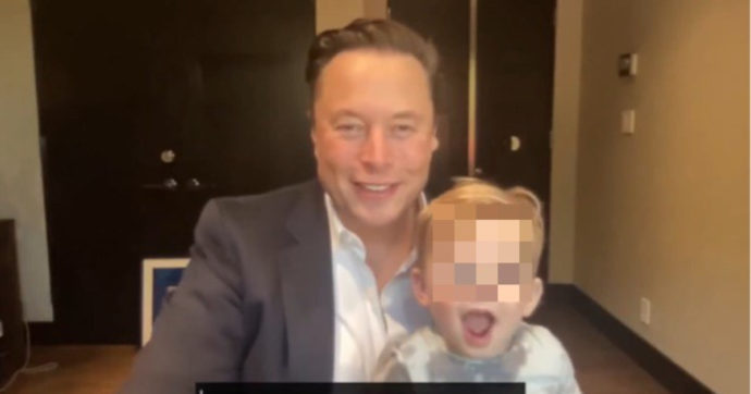 Elon Musk, il figlio X Æ A-12 spunta a sorpresa durante una video-call. Il divertente imprevisto
