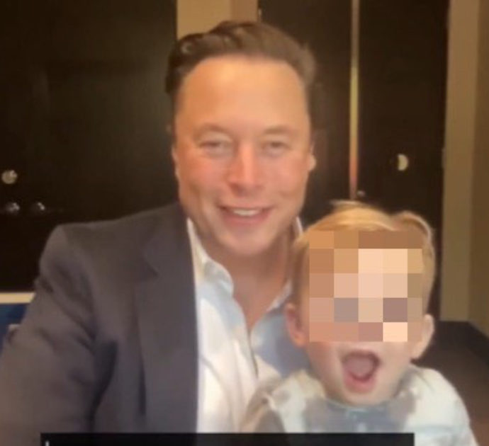 Elon Musk, il figlio X Æ A-12 spunta a sorpresa durante una video-call. Il divertente imprevisto