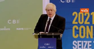 Copertina di Battute, riferimenti al parco di Peppa Pig e a Mosè: il bizzarro (e criticato) discorso di Boris Johnson davanti agli industriali