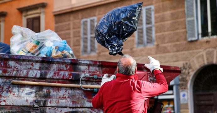 Roma, l’azienda dei rifiuti fa marcia indietro: tolta la parola “malattia” dall’accordo per ridurre l’assenteismo nel periodo di Natale