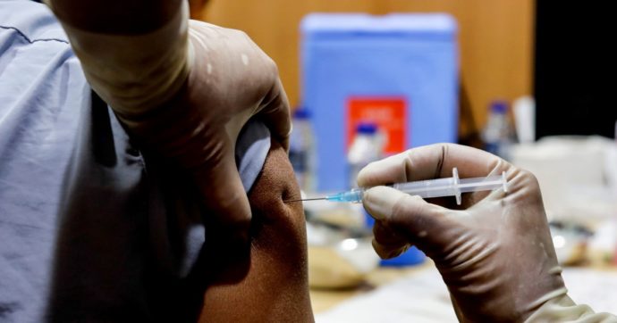 Copertina di Medici e infermieri non vaccinati sospesi: uno su 5 fa ricorso