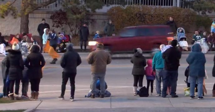 Sati Uniti: Suv sulla parata, l’autista in fuga dalla scena di un accoltellamento